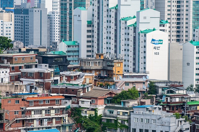 일본에서 채무 문제 상담하는 상담가와 고객의 만남